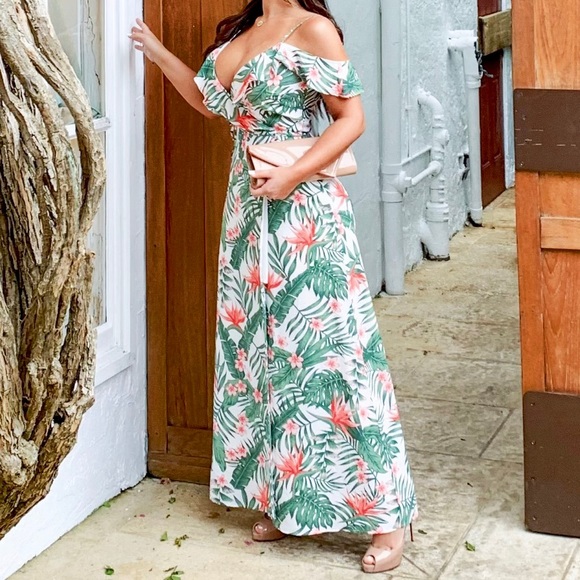 Gorgeous form fitting dress - Picture 3 of 3